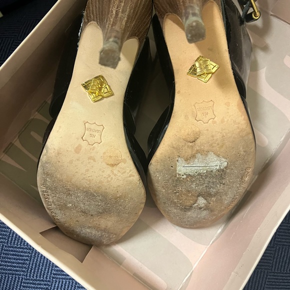 BCBG ladies patent leather shoes, size 6 - Picture 5 of 5